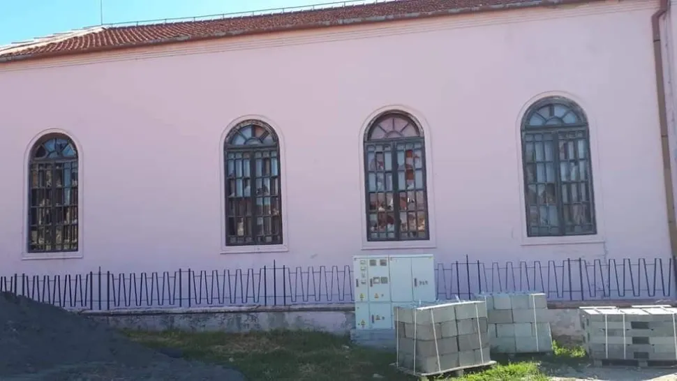 FOTO | Sinagoga din Orăștie a fost vandalizată. Mai mulți indivizi au aruncat cu pietre și au spart geamurile monumentului istoric