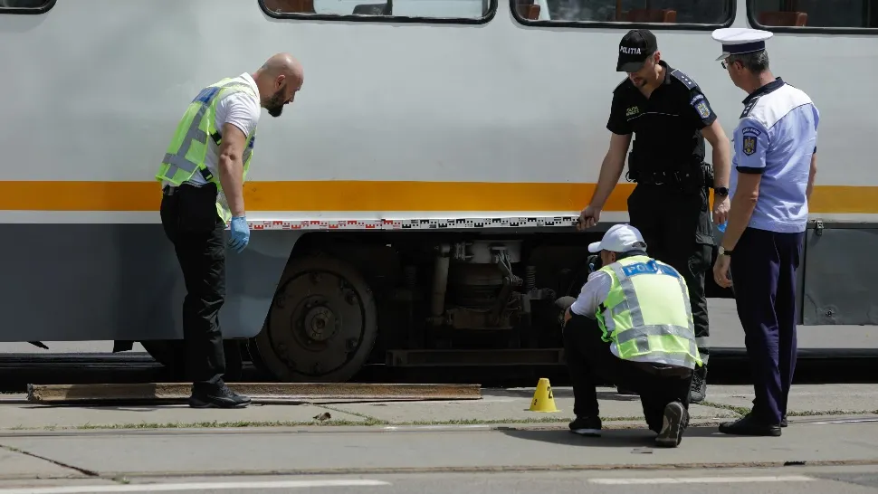 Accident la București. Un pasager din tramvai, rănit de o bucată de șină care a intrat prin podea