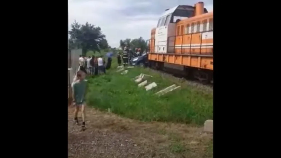 VIDEO | Accident între un tren și o mașină. 4 oameni au ajuns la spital, printre care și un copil