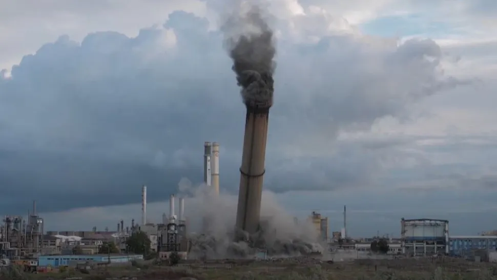 VIDEO | Turn vechi de zeci de ani, demolat prin implozie 