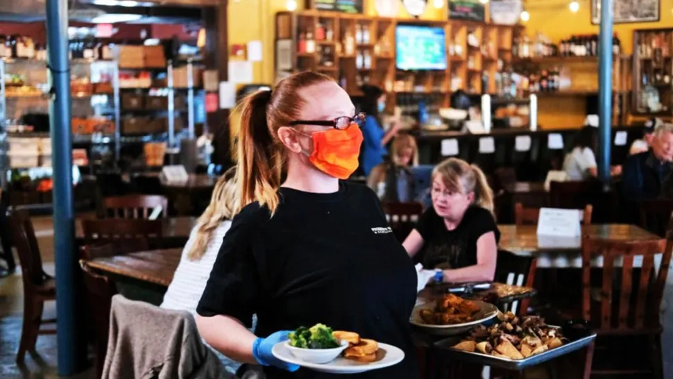 Dați afară din restaurant pentru că purtau mască de protecție