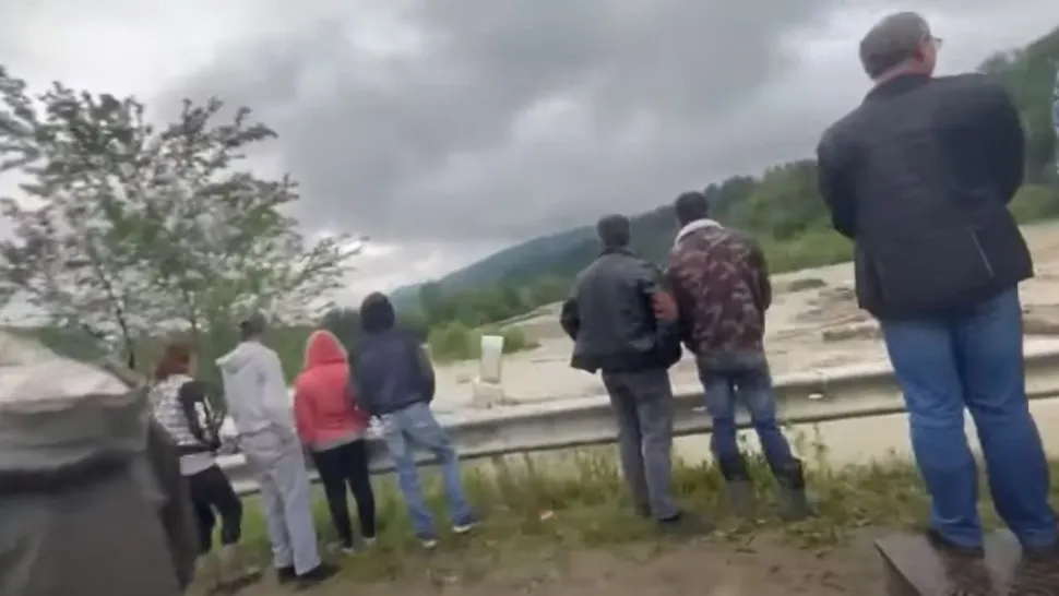Mai mulți muncitori sunt blocați de viitură, în Vrancea