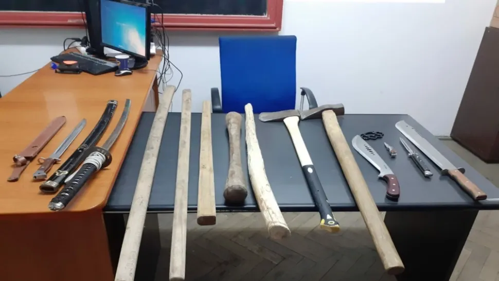 VIDEO Un adevărat "arsenal" de arme albe, descoperit de polițiștii craioveni în urma unor percheziții. Mai multe persoane, conduse la audieri