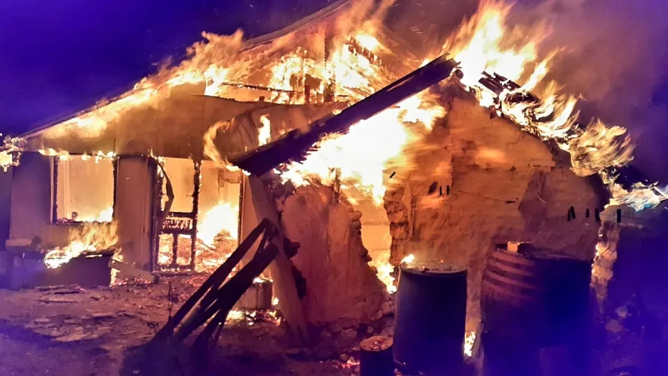 Incendiu în toiul nopții: casă mistuită de flăcări. Focul, pus INTENȚIONAT - VIDEO