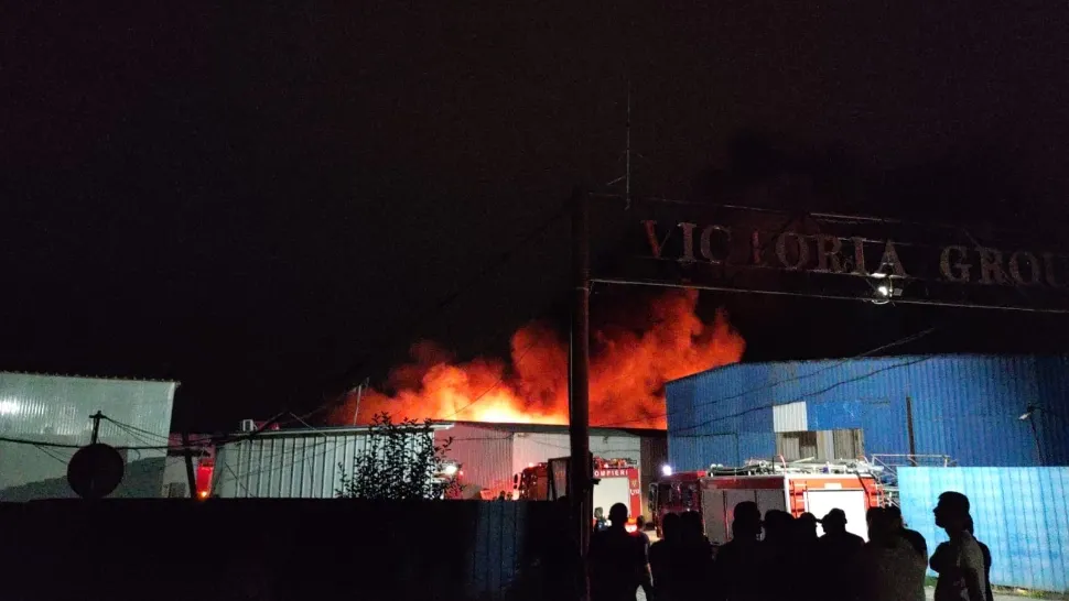 Incendiu puternic la o hală de lângă București: 26 de autospeciale de pompieri, chemate la intervenție