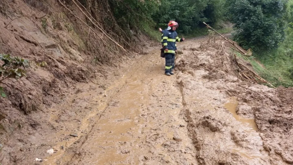 DEZASTRU în județul Brașov, sub cod roșu de inundații! Alunecări de teren MASIVE - Case în pericol de prăbușire în Peștera și Măgura