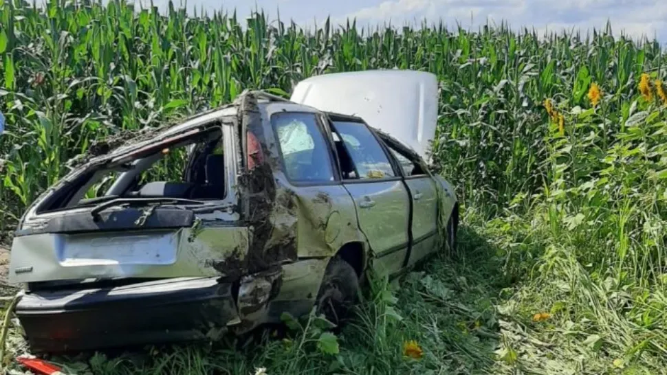 Accident cumplit, în Neamț: 4 copii, răniţi după ce mașina în care se aflau s-a răsturnat, la întoarcerea din tabără - FOTO