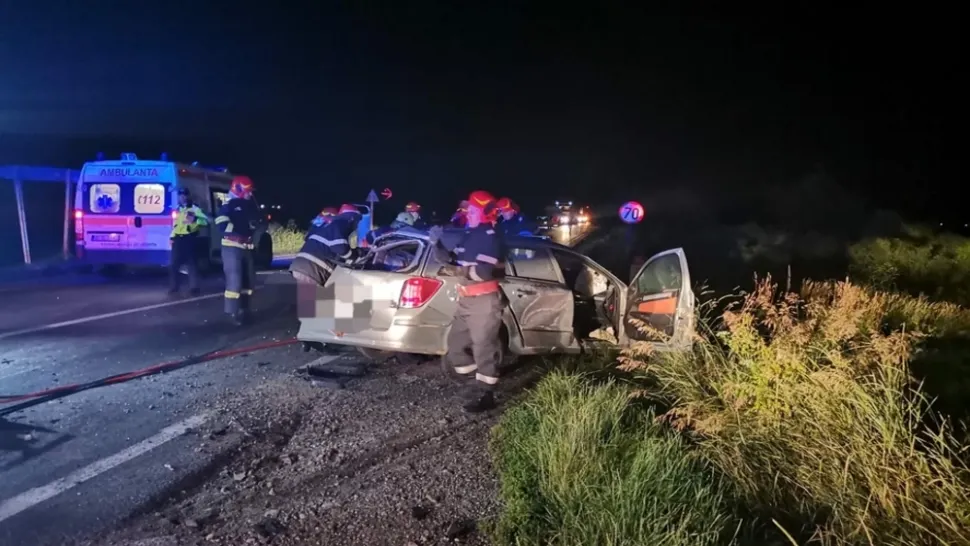 O ambulanță în misiune a fost implicată într-un accident grav. Patru persoane rănite