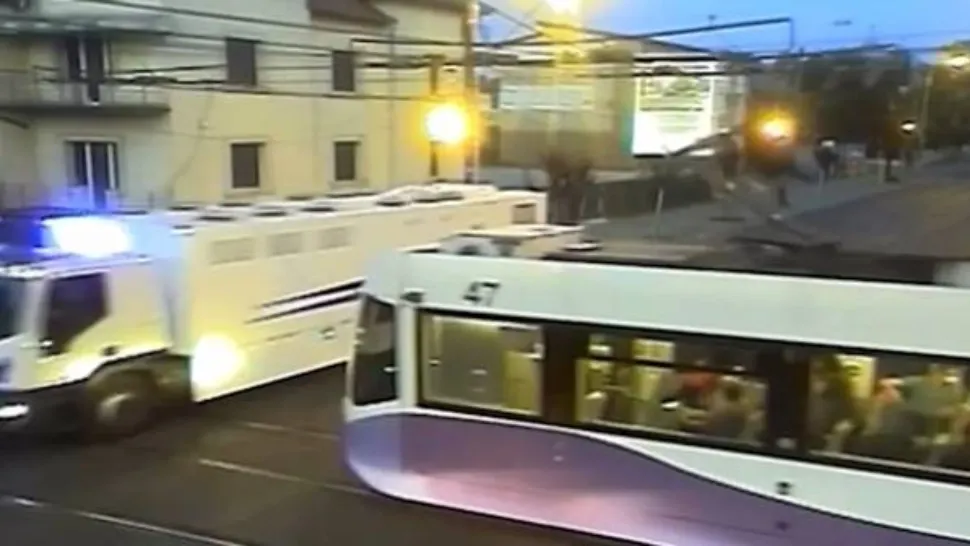 VIDEO Dubă cu deținuți, care circula pe contrasens, ciocnire cu un tramvai, la Timișoara