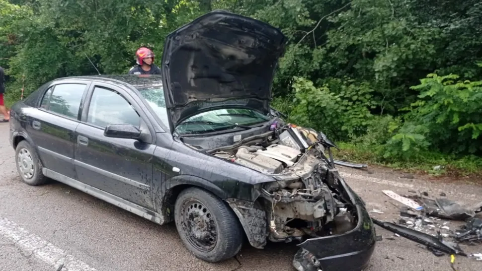 Accidente în lanț, pe o șosea din Caraș-Severin: un mort și 3 răniți
