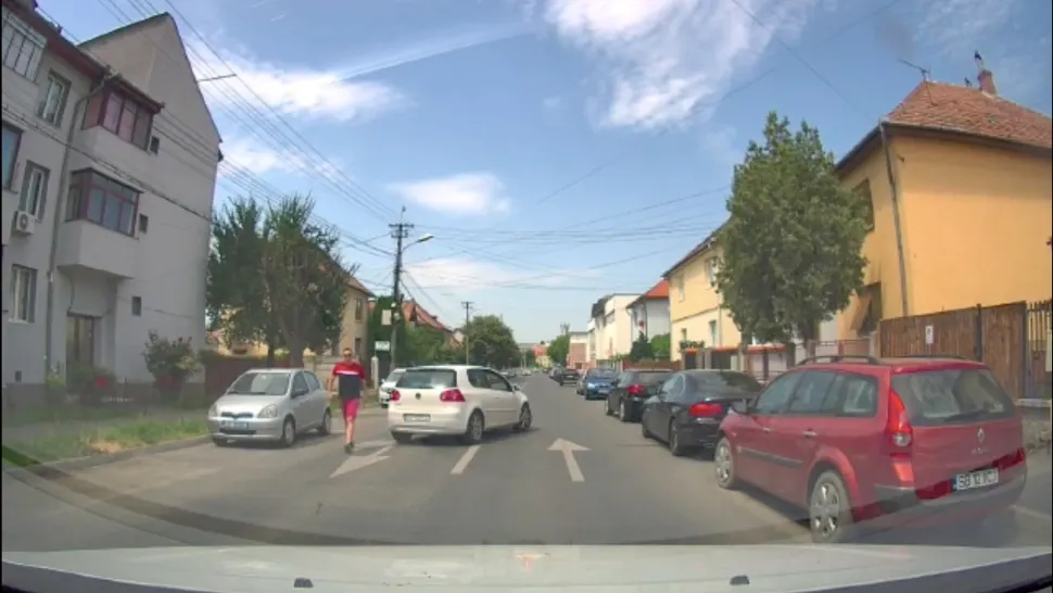 VIDEO Imagini halucinante din trafic - Un bărbat a scos pistolul pe o stradă din Sibiu