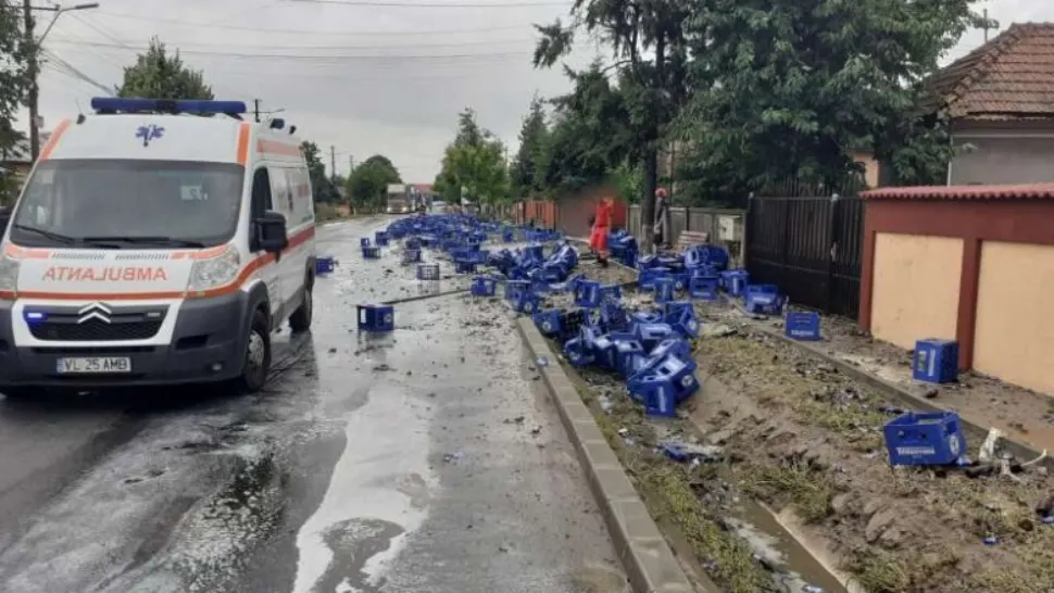 Accident neobișnuit, în Vâlcea: Femeie rănită, după ce lăzile de bere dintr-un TIR au căzut peste ea - VIDEO