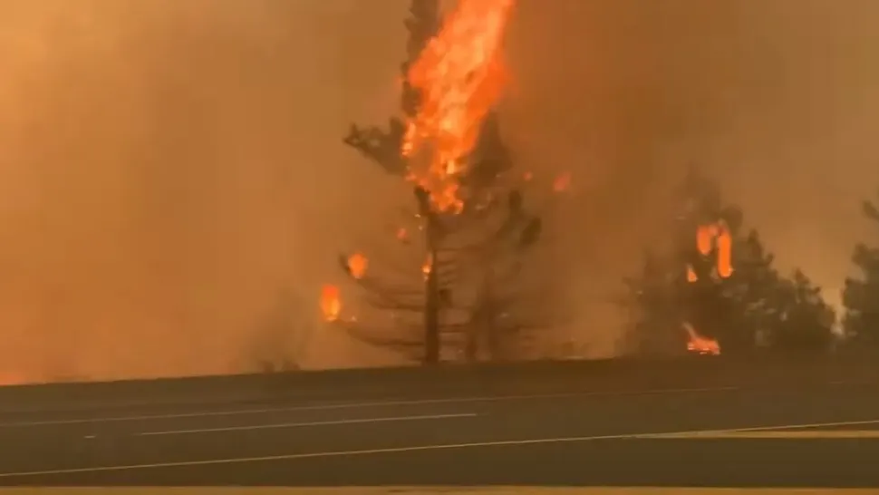 VIDEO | Scene apocaliptice în Canada. Un oraș a luat foc după temperaturile de aproape 50 de grade