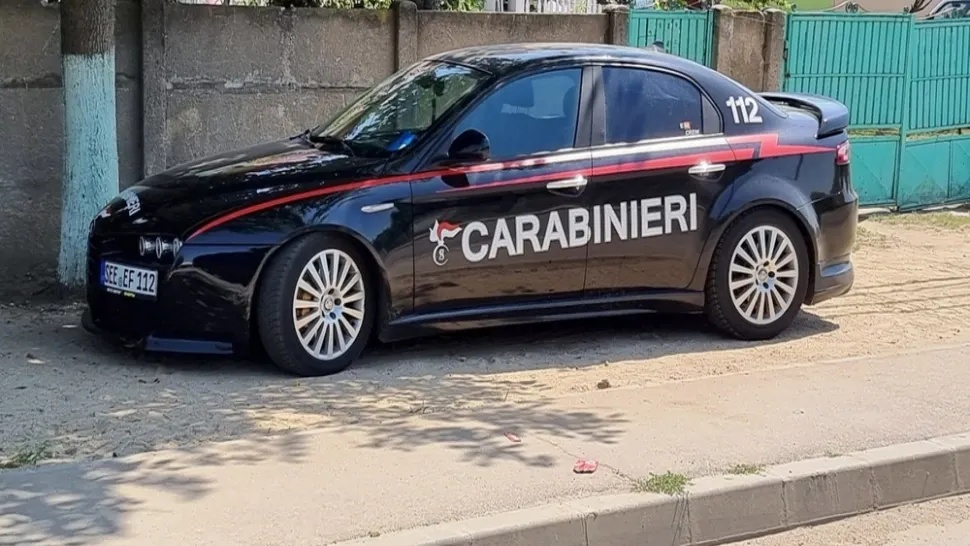  Cine este bărbatul din Olt, care conduce o maşină inscripţionată "CARABINIERI". S-a ales cu dosar penal 