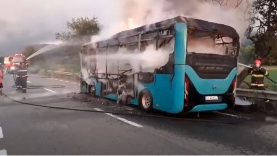 VIDEO Un autobuz electric a ars în întregime pe o stradă din centrul municipiului Dej 