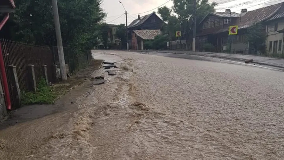 DN1, blocat din cauza inundațiilor - Situație critică după ploile din ultimele ore. Primarul din Bușteni: "Ne pregătim de ce e mai rău"
