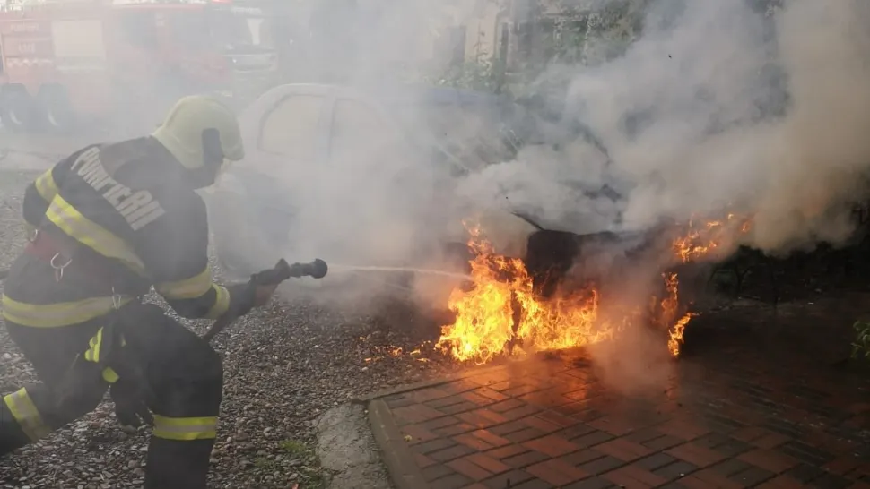 Mașină în flăcări, pe o stradă din orașul Dorohoi