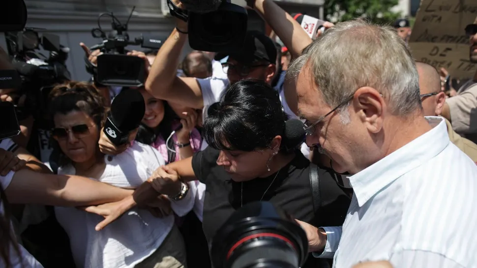 FOTO  | VIDEO Circ la DNA! Îmbrânceni și huiduieli în ziua în care a fost citat Liviu Dragnea - Jandarmii au intervenit în forță