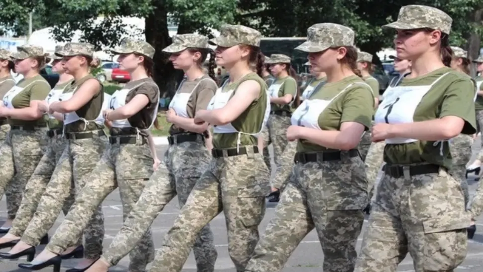 Scandal în Ucraina, după ce femeilor din Armată li s-a cerut să defileze pe tocuri