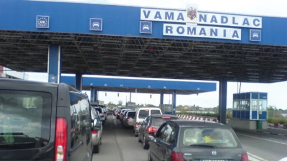HAOS la intrarea în țară! Frontierele, asaltate de românii care revin din concedii și vor să evite carantina - ZECI de minute de așteptare