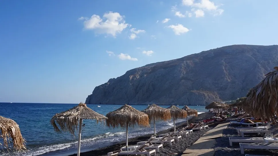 Avertisment pentru turiști: 13 insule grecești, printre care Santorini și Mykonos - în zona ROȘIE COVID-19