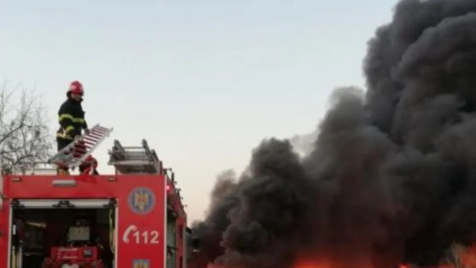INCENDIU la o hală industrială din zona portului, Galați: Sunt degajări mari de fum - Pompierii intervin