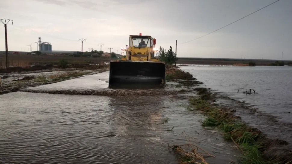 Torenți, viituri și drumuri blocate în Alba din cauza ploilor - Avertizare Cod roşu de furtună în continuare