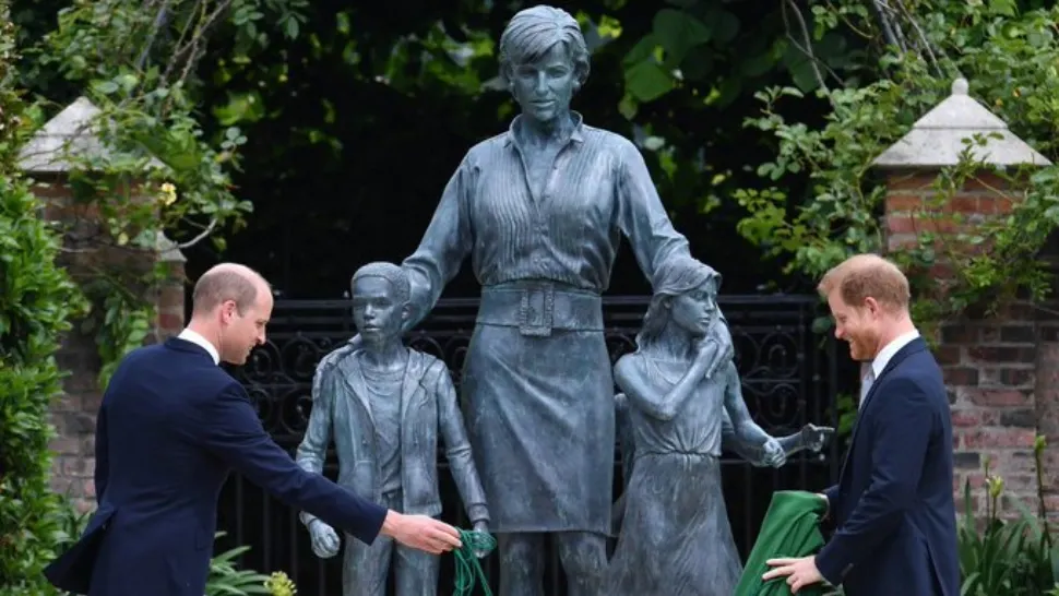 Prinții William și Harry, REUNIȚI după luni de tăcere. Cei doi frați au dezvelit statuia-omagiu pentru Lady Diana. Imagini emoționante - Galerie FOTO-VIDEO
