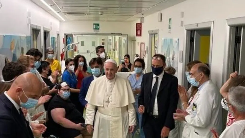 Papa Francisc revine la Vatican la 10 zile de la operația de colon