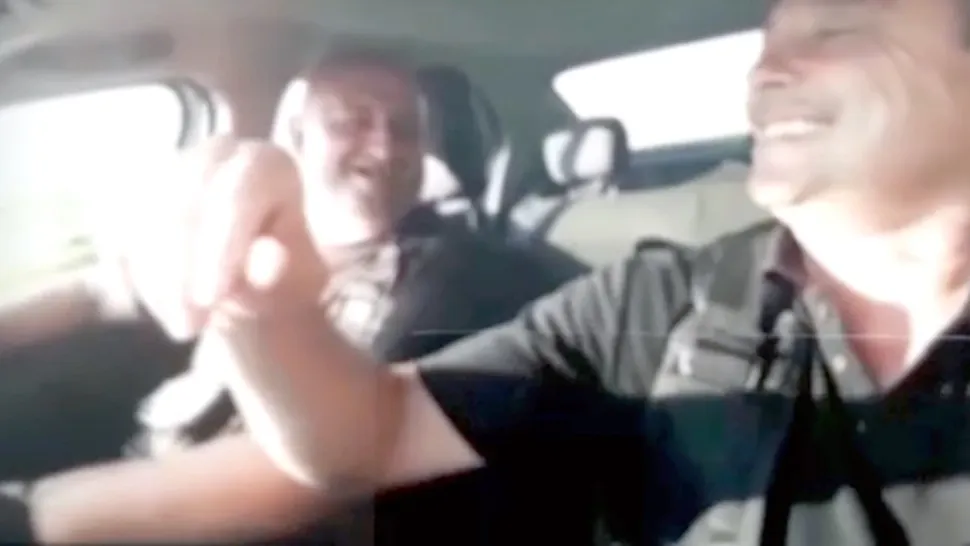 VIDEO Imagini virale, polițiști locali din Bârlad chiuie și se distrează pe ritmuri de manele, în mașină