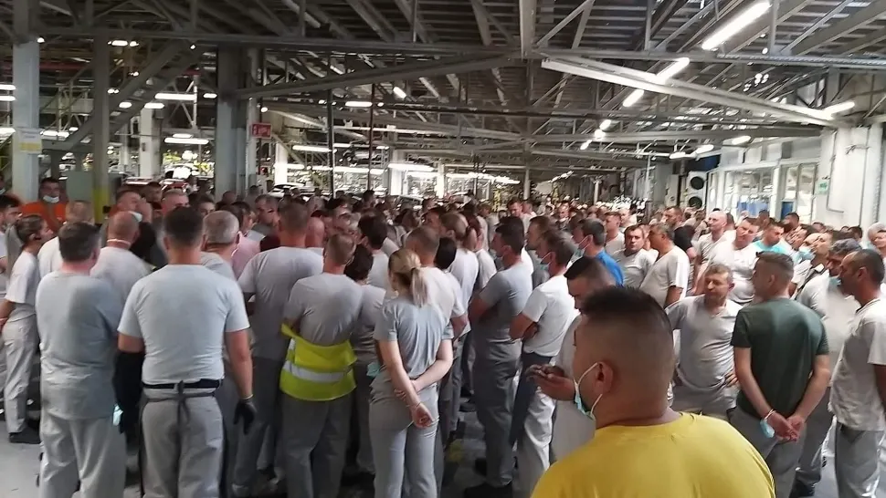 Războiul din Ucraina afectează și România. Angajații Dacia, trimiși acasă cu 85% din salariu
