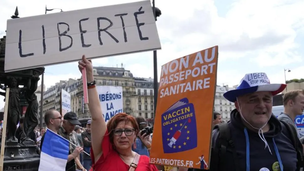 PROTESTE masive în Hexagon! SUTE de mii de francezi, în stradă, împotriva vaccinării obligatorii anti-COVID-19