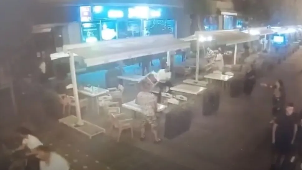 VIDEO | Scandal monstru între două grupări de romi, la o terasă din centrul Timișoarei