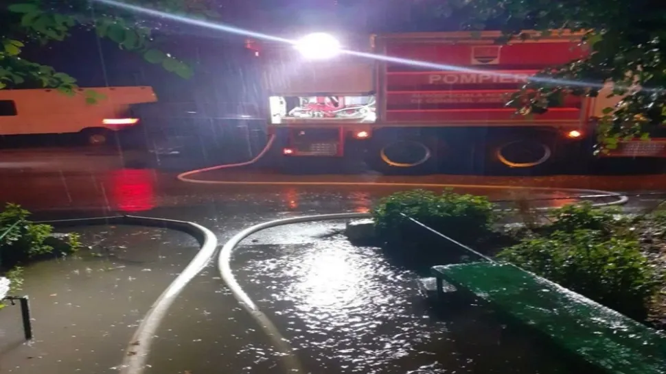 Dezastru, în Timiș, în urma furtunii: străzi inundate și copaci rupți. Cod ROȘU de vreme rea