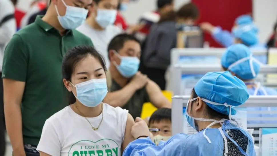 Număr record de îmbolnăviri COVID-19 într-o singură zi, în China. Mai multe orașe în carantină totală