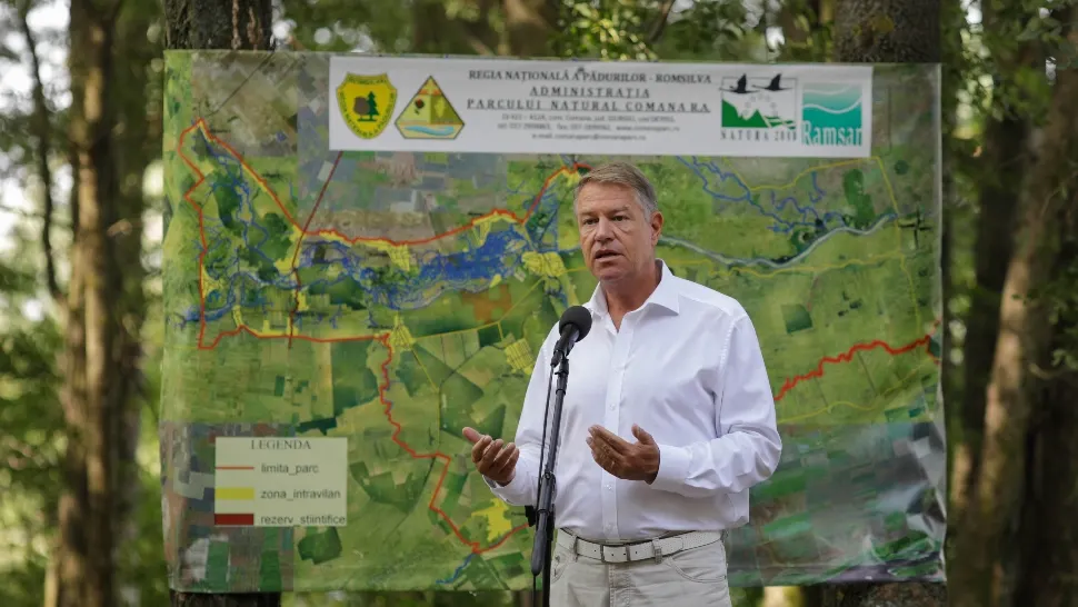 Klaus Iohannis, la plimbare cu barca pe lac, în Parcul Comana din Giurgiu - IMAGINI cu președintele din Delta Neajlovului