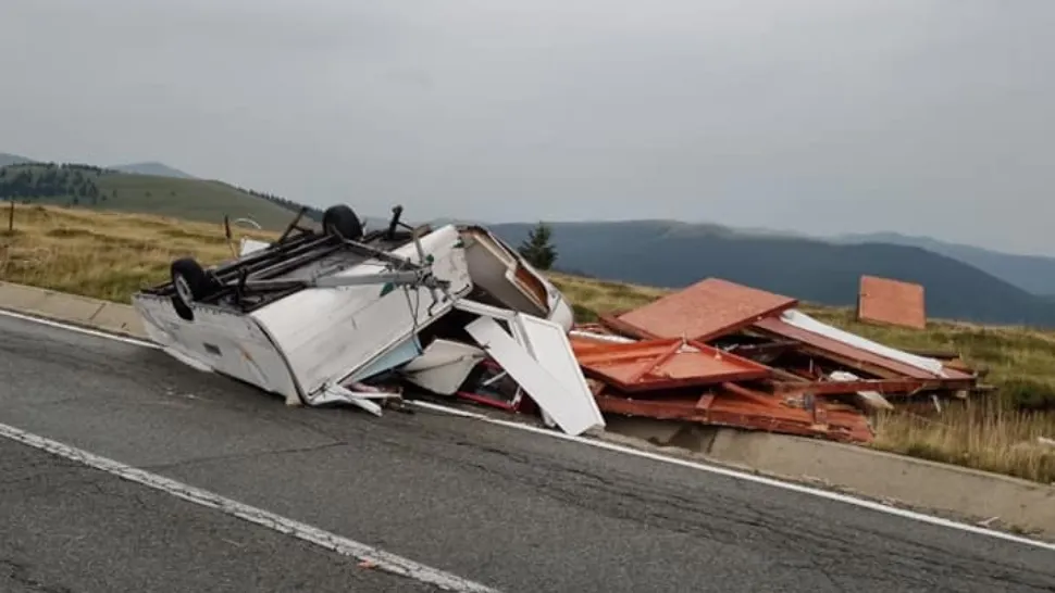 Peisaj ȘOCANT pe Transalpina, după furtuna de joi seara: Chioșcuri și rulote puse la pământ, frigidere de răcoritoare aruncate pe șosea - GALERIE FOTO