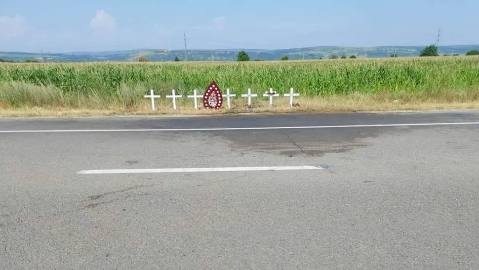 Imaginea DURERII, pe marginea unui drum din Bacău: o coroană şi 7 cruci, în locul unde au murit 7 oameni 