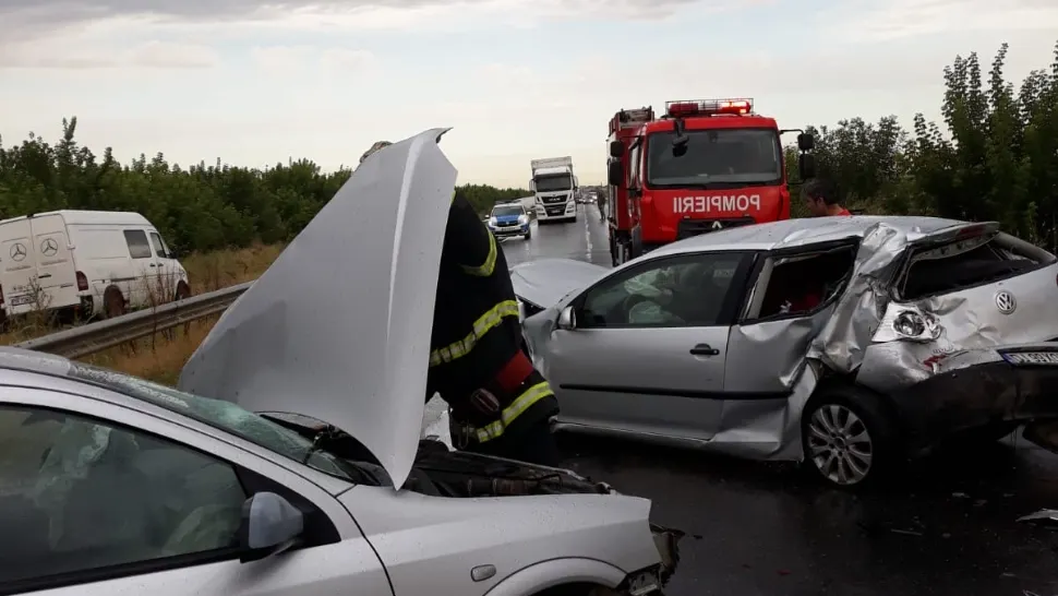 Trei maşini, implicate într-un accident rutier, pe DN 6, în județul Teleorman. Se circulă cu dificultate