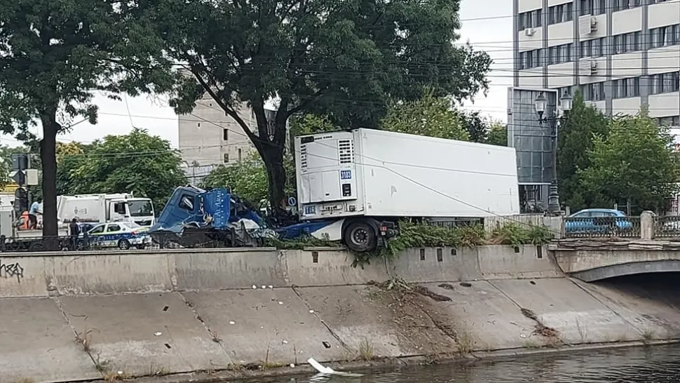 Un TIR, la un pas să cadă în Dâmbovița, după ce șoferul a adormit la volan. PERICOL: Scurgeri de carburant pe șosea