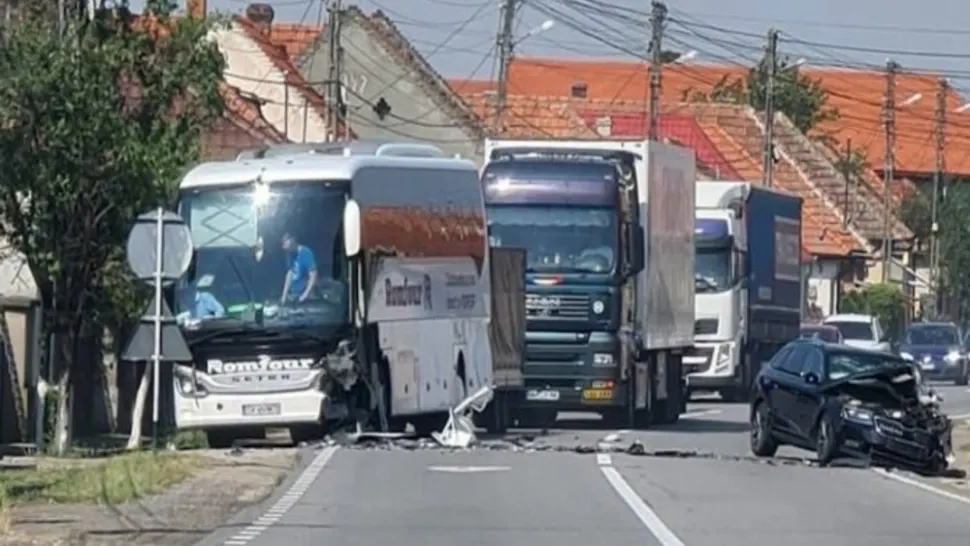 Accident GRAV, în Bihor, între un autocar şi un autoturism: două victime. Ce au descoperit polițiștii la locul tragediei