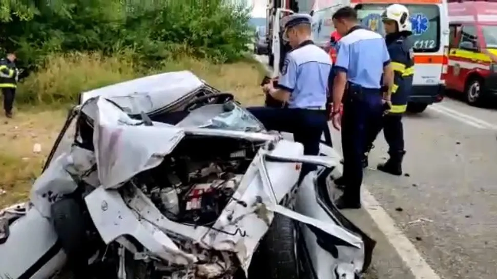Accident grav între o ambulanță și un autoturism, în Brașov. Cinci persoane au fost rănite