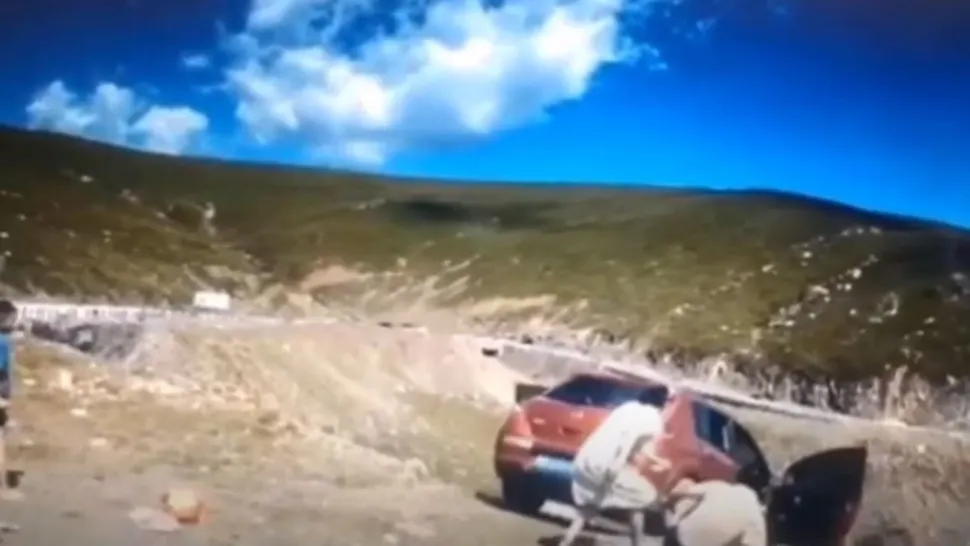 Clipe de groază pentru o familie din China, după ce mașina a căzut în prăpastie - VIDEO