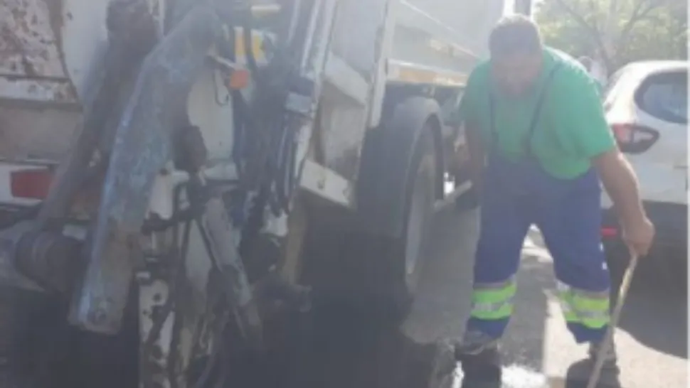 Firma de salubritate din Sectorul 6, amendată pentru că din utilaje curge zeamă de gunoi
