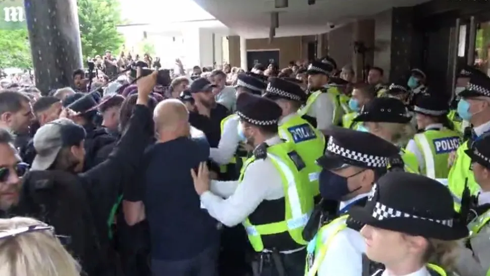 Confruntări violente între polițiști și mai mulți protestatari, la sediul BBC din Londra - VIDEO