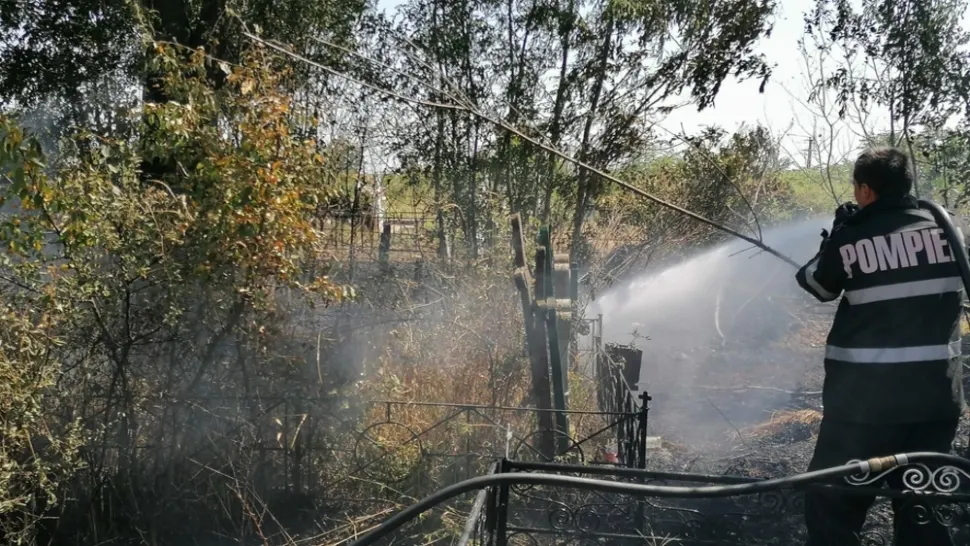 Incendiu VIOLENT într-un cimitir din Dâmbovița