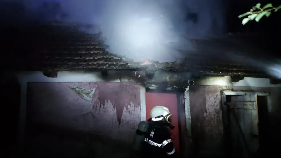 Incendiu PUTERNIC la o casă din Satu Mare! Bărbat, evacuat de un polițist