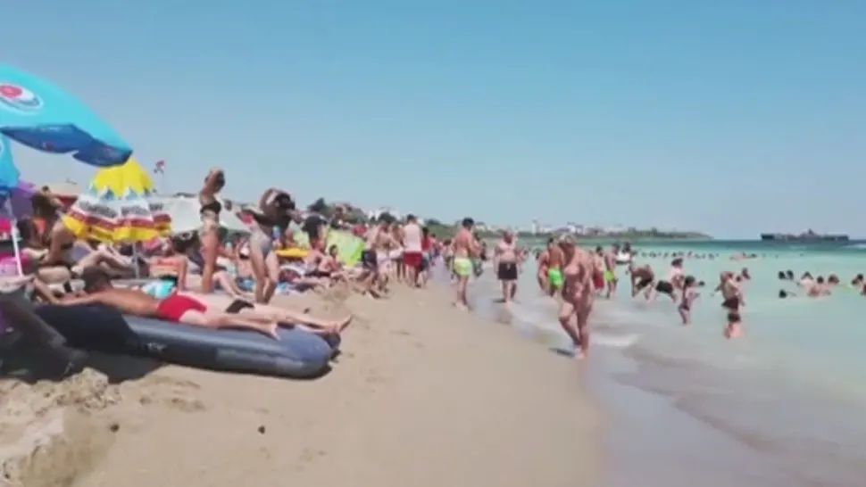 VIDEO La mare, la soare, fețele sunt goale. Românii de pe litoral ignoră măsurile de protecție anti-COVID