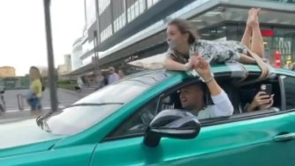 Imagini INCREDIBILE! Un bărbat din Rusia s-a plimbat cu mașina prin oraș cu iubita legată pe plafon - VIDEO