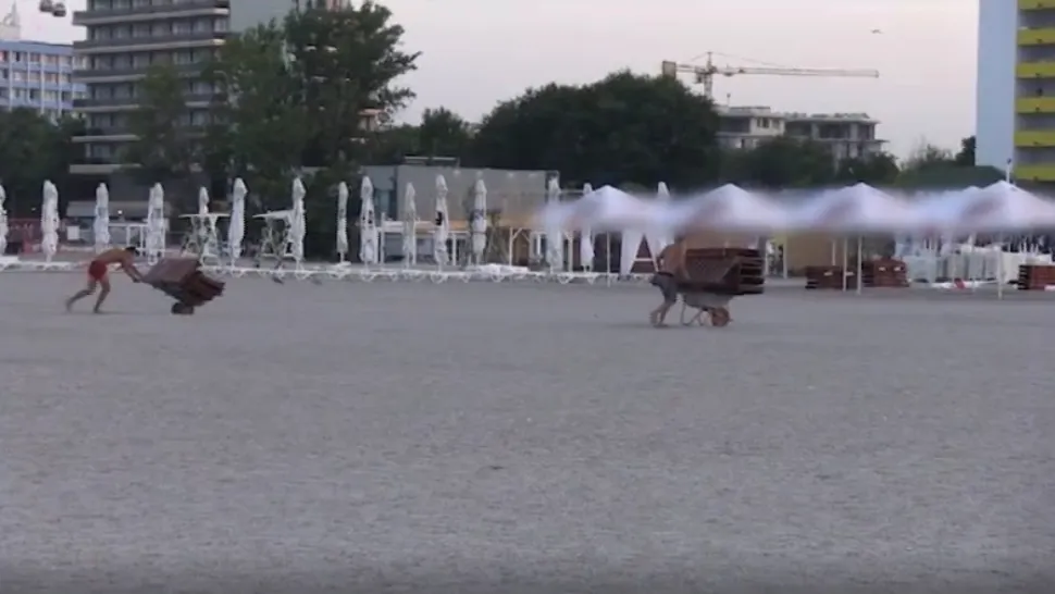 Șezlongurile așezate ilegal chiar în buza mării riscă să devină istorie: Administratorii, obligați să le strângă